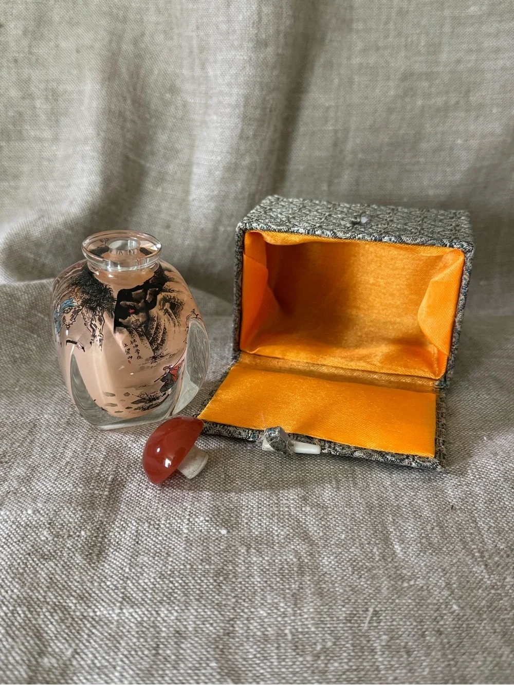 vintage Chinese reverse painted snuff bottle with box
